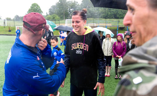 Lotta Schelin pratar med tränaren