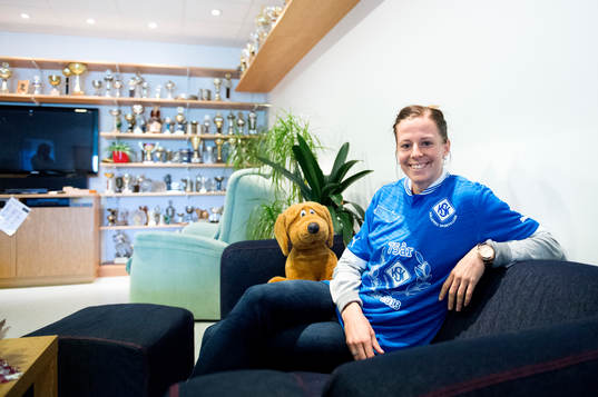 Lotta Schelin i Kållered SKs troférum