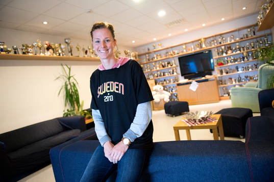 Lotta Schelin i Kållered SKs troférum