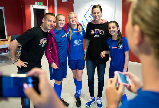 Anton Hysén och Lotta Schelin blir fotograferade