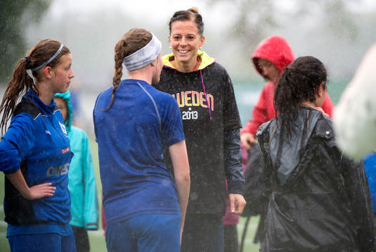 Lotta Schelin i regnet på Kållered Sportcenter