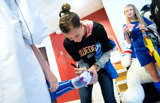 Lotta Schelin signerar en sko
