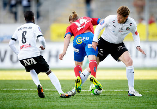 Emil Karlsson stoppas av Magnus Wikström, lagkapten, i