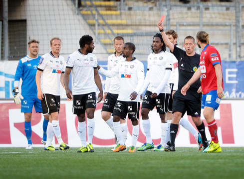 Samuel Wowoah och Emil Karlsson får rött kort i matchen