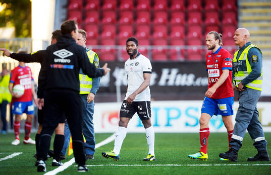 Samuel Wowoah och Emil Karlsson får rött kort i matchen