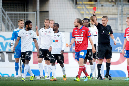 Samuel Wowoah och Emil Karlsson får rött kort i matchen