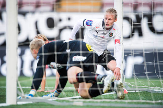 Karl Holmberg, Örebro SK är framme och trycker in 2-0 i