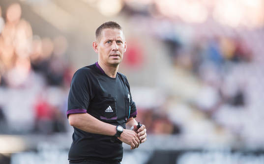 Magnus Ahlsén, domare i matchen mellan Örebro och