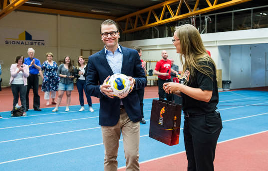 H.K.H. Prins Daniel besöker volontärer som går