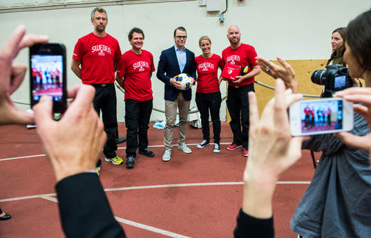 H.K.H. Prins Daniel besöker volontärer som går