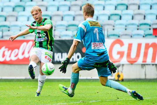 Linus Tornblad, Gais skjuter mot mål som räddas av Bill
