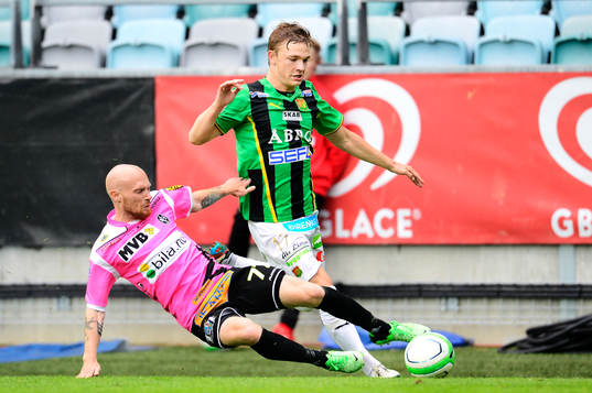 Max Mölder, Landskrona BOIS jagar bollen från Adam