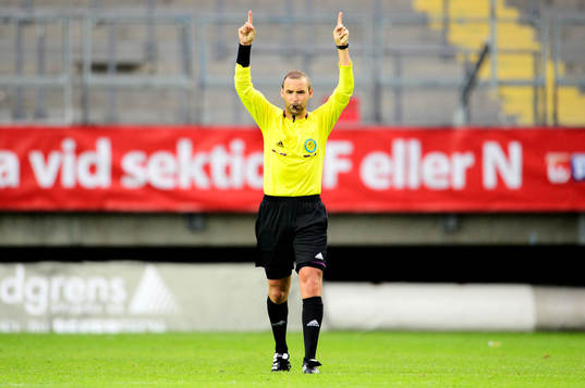 Domare Jim Petersson, Motala, blåser av matchen