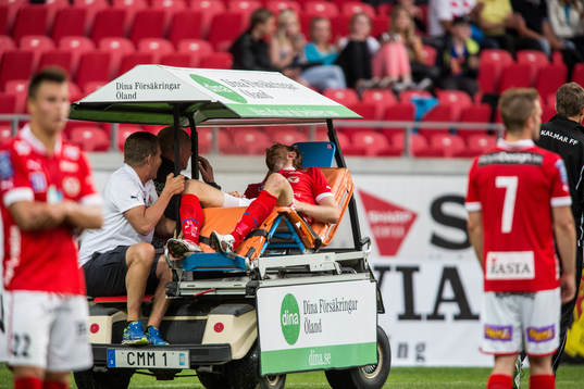 Markus Thorbjörnsson, Kalmar FF, blir utkörd på bår