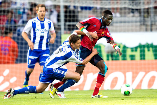 Philip Haglund, IFK Göteborg, försöker hålla fast i