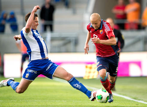 Philip Haglund, IFK Göteborg, bryter bollen från Petter