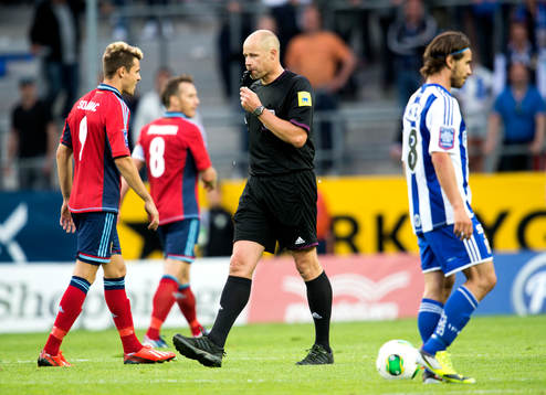 Domare Martin Hansson blåser av matchen