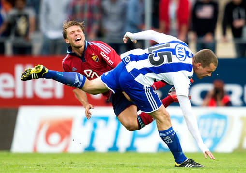 Martin Broberg, Djurgården, får en smäll av Jakob