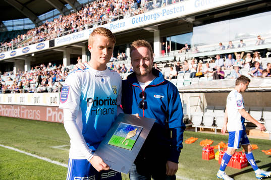 Sam Larsson, IFK Göteborg, tar emot pris av Svenska Spels