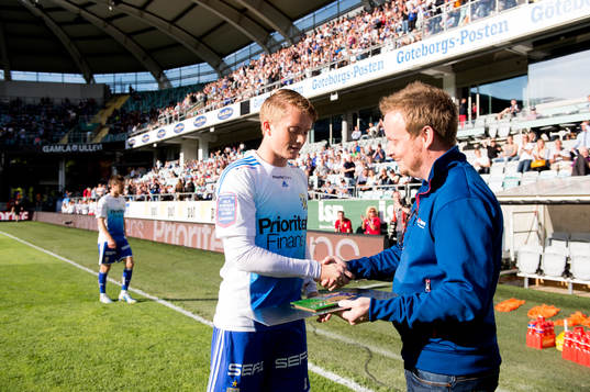 Sam Larsson, IFK Göteborg, tar emot pris av Svenska Spels