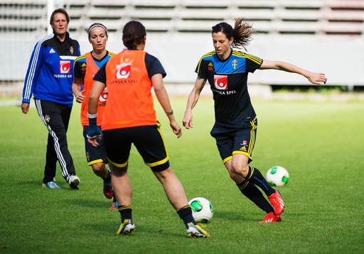 Kosovare Asllani och Lotta Schelin