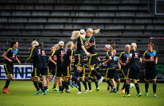 Lisa Dahlkvist och Elin Magnusson hoppar mot varandra i en