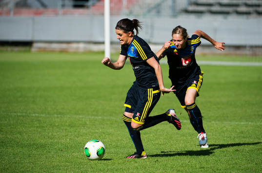 Olivia Schough jagas av Emmelie Konradsson