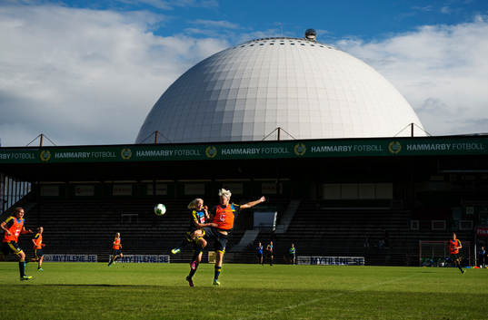 Josefine Öqvist och Nilla Fischer i en duell om bollen