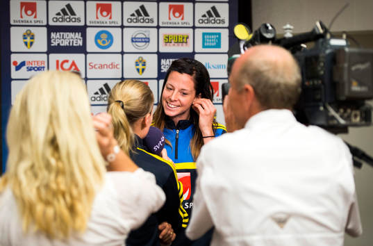 Presskonferens, Sara Thunebro lånar mikrofånen från SVT