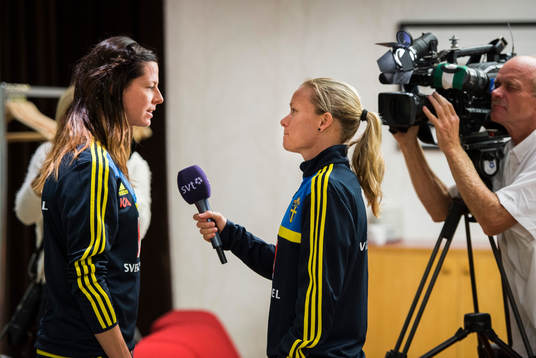 Presskonferens, Sara Thunebro lånar mikrofonen från SVT