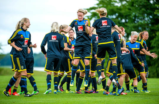 Det svenska damlandslaget värmer upp