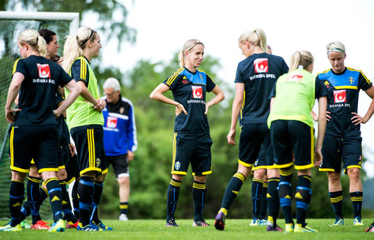 Det svenska damlandslaget tränar på Bosön. Elin