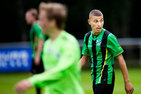 Henrik Larsson på bänken (ej på bild). Medan hans son