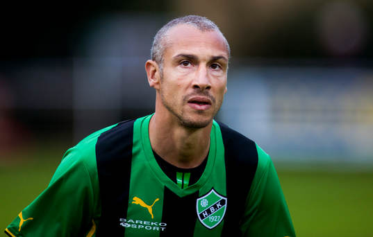 Henrik Larsson spelar en match
