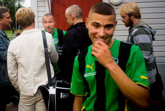 Henrik Larsson blir intervjuad av pressen