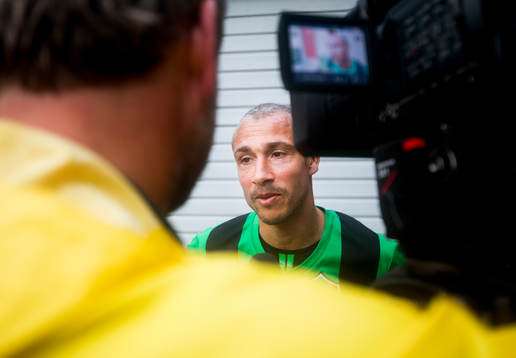 Henrik Larsson spelar en match