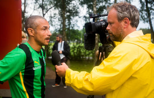 Henrik Larsson spelar en match
