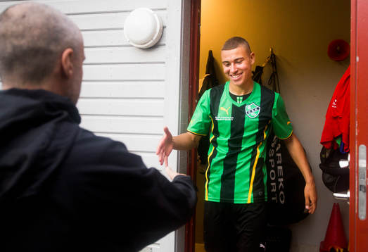 Henrik Larsson spelar en match