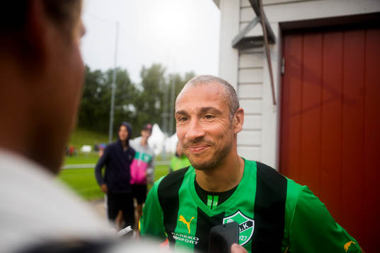 Henrik Larsson spelar en match