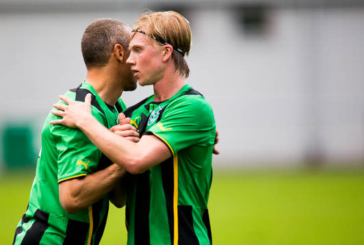 Henrik Larsson spelar en match