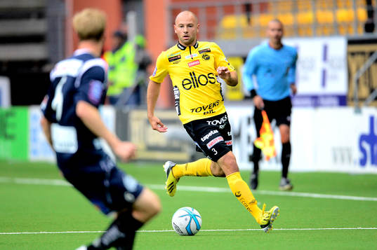 Elfsborgs Stefan Larsson driver upp bollen i