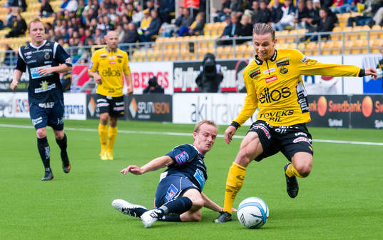 Gefles Pär Asp glidtacklar Elfsborgs Niklas Hult  i