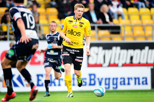 Elfsborgs David Elm driver upp bollen i