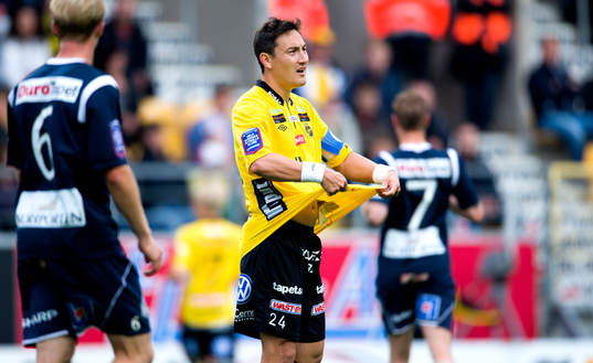 Elfsborgs Stefan Ishizaki drar i sin tröja i