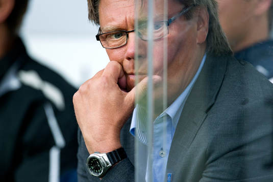 Gefles tränare Per Olsson sitter och funderar på bänken i