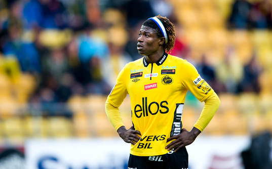 Elfsborgs Mohamed Bangura står och tittar mot tvskärmen i