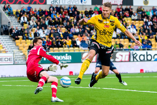 Elfsborgs Viktor Claesson försöker styra in bollen förbi