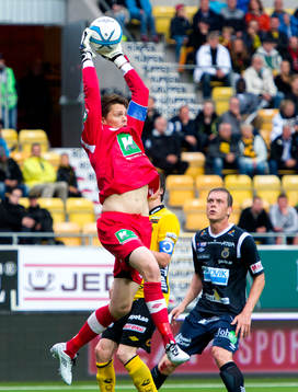 Gefles målvakt Mattias Hugosson hoppar och tar bollen i