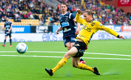 Elfsborgs Niklas Hult skjuter mot mål i