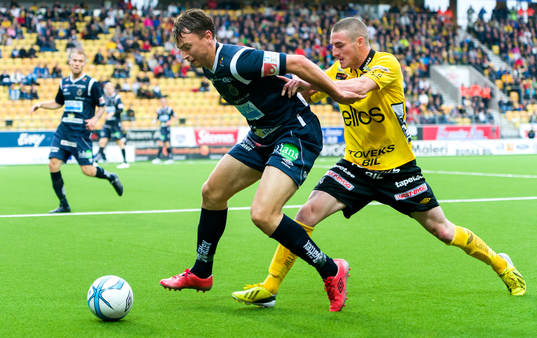 Gefles Marcus Hansson pressas i ryggen av Elfsborgs James